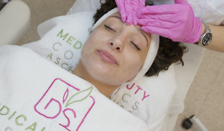 Aqua Facial Gesichtsbehandlung