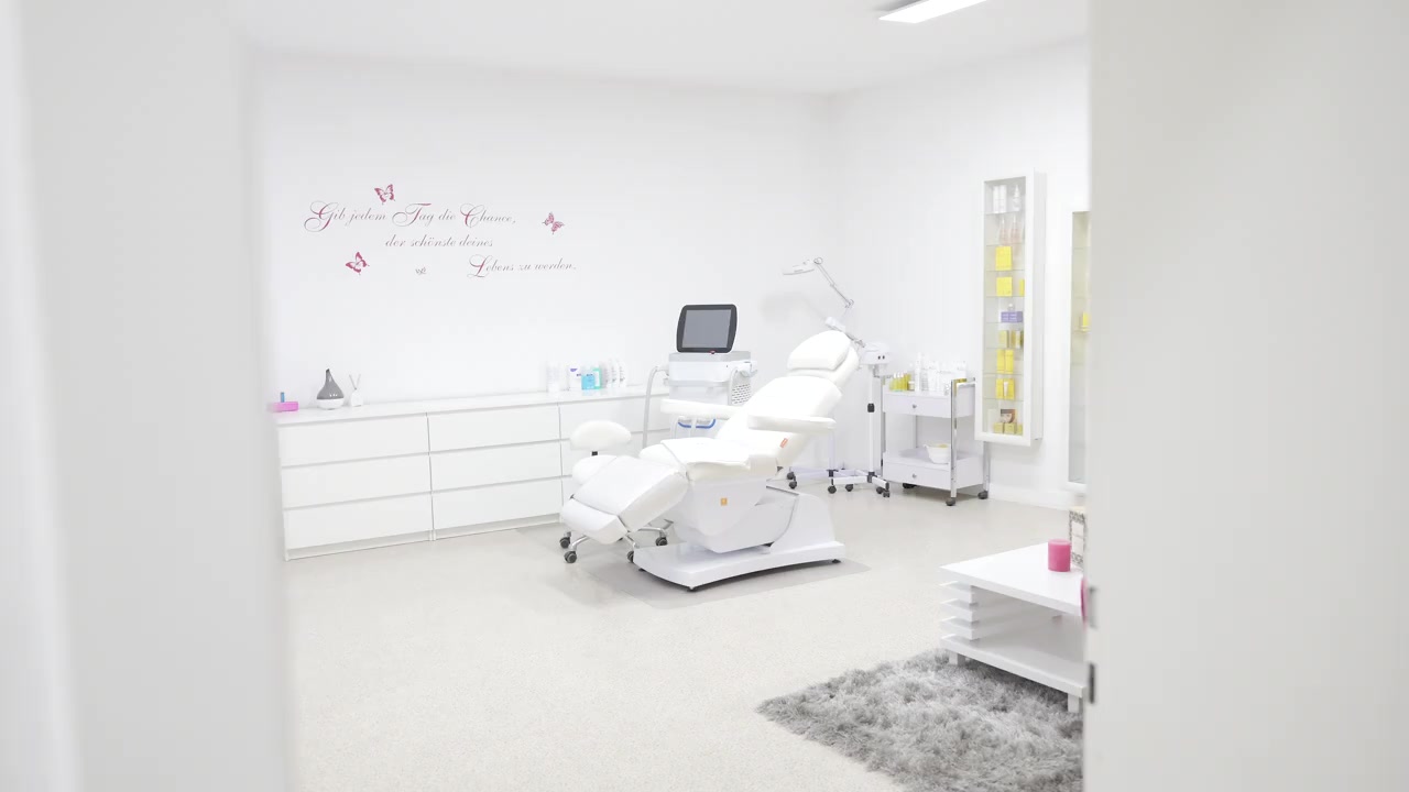 Heller Behandlungsraum im Medical Beauty Cosmetics Studio